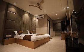 Hotel Maya Crystal